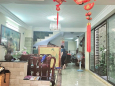 Gần mặt tiền đường, nhà ngang hơn 5m, có sân, ban công, giếng trời