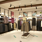 Mặt phố Đê La Thành đang kinh doanh shop thời trang siêu lợi nhuận.