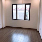 Bán nhà mới xây, khu vực trung tâm Giáp Bát. DT: 30m2 x MT: 5m. Giá: 3 tỷ.