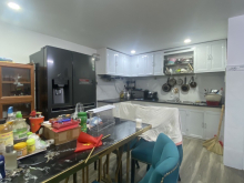 ngang hơn 8m, 68m2, hiện trạng là 2 căn, 1 căn đang cho thuê. Vị trí gần q1. 