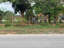 đất gồm có sân cỏ nhân tạo đang hoạt động 