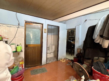 Mặt tiền đường chợ, kinh doanh sầm uất, ngang 5m.  Đang cho thuê. 