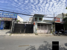 Trên đất có nhà cấp 4 hai căn 