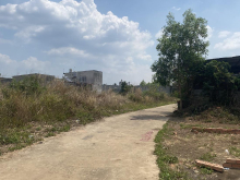 100m²  mặt tiền đường, sổ sẵn.cách quốc lộ 1A 200m. đông dân cư