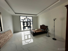 Cho thuê nhà xẻ khe hoàn thiện 5 tầng có thang máy tại Vin2