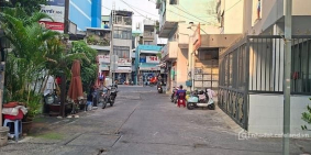 Bán nhà riêng: đường Cách Mạng Tháng 8 QUẬN 3  4,3m*15m 2 tầng Đối diện Câu lạc 