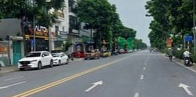 Bán nhà riêng: Nhà đẹp hàng xóm phố Việt Hưng, chỉ hơn 6 tỷ, ô tô đỗ tận cổng