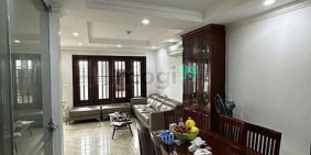 Nhà riêng: Cho thuê nhanh Nhà Hoàng Ngân ngõ ô tô tránh. Ô tô chạy vòng quanh.