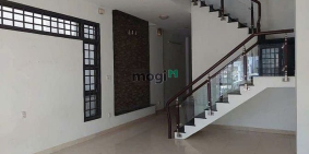 Nhà phố: Cho thuê nhà 3 tầng MT Dương Quảng Hàm. DT 5x27m. Giá 35 triệu