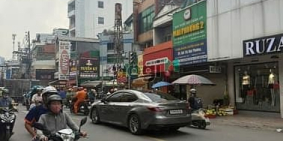 Nhà phố: Nhà mặt tiền đường CMT8 vi trí đẹp ngay chợ Hòa Hưng