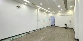 Nhà phố: Hiếm nhà mặt tiền Lê Văn Sỹ- Ngang 5m, có sân để xe rộng rãi.