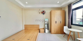 Nhà hàng - Khách sạn:  Ban Công Thoáng Mát, Thư Giãn Sau Giờ Làm.Nằm ngay ngã t