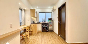 Nhà hàng - Khách sạn: Căn hộ 2PN full nội thất gỗ máy giặt riêng ban công khu Tâ