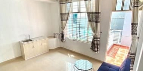 Phòng trọ: Phòng mới, ban công, sẵn nội thất. Sát mặt tiền Phạm Văn Đồng