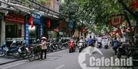 Mặt phố Đê La Thành đang kinh doanh shop thời trang siêu lợi nhuận.