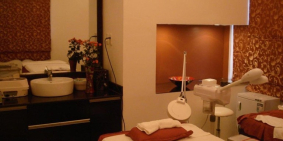 Nhà Lý Thái Tổ P4 Quận 10 Ngang 4m đang KD Spa giá 7.5 tỷ.