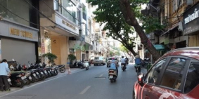 Bán cửa hàng mặt phố Hai Bà Trưng tầng 1, dt 16,2m, mt 2,5m