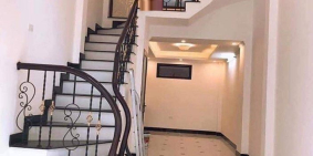 Bán nhà mới xây, khu vực trung tâm Giáp Bát. DT: 30m2 x MT: 5m. Giá: 3 tỷ.