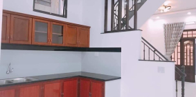 BÁN NHÀ 3 TẦNG CUỐI ĐƯỜNG NGUYỄN SINH CUNG. cầu chợ Dinh 1p đi xe