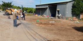 Nằm ngay trung tâm quận Bình Thủy, trong khuôn viên khu hành chính quận, ủy ban,