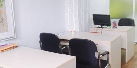 Cho thuê văn phòng, có sẵn đầy đủ nội thất văn phòng, có phòng hop riêng