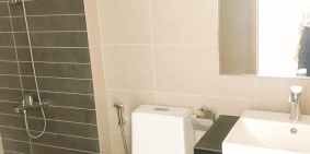 Sang hợp đồng thuê Officetel Sunrise Cityview giá 9tr/tháng ,có máy lạnh ,rèm .L