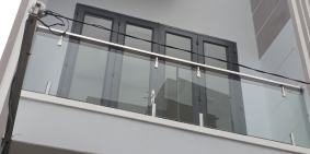 Cho thuê ngôi nhà hai lầu  hẻm xe hơi,  đường lê văn lương.