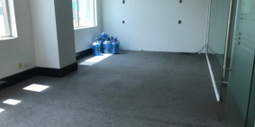 Văn phòng cho thuê quận 1, 85m2, sàn đã lót thảm, không vướng cột