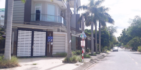 Cần bán căn biệt thự tên lửa 100m2, 3 tấm , tặng full nội thất giá:12 tỷ