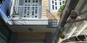 cần cho thue nhà nguyên căn 1 trệt 2 lầu full nội thất.Lh 0905301339