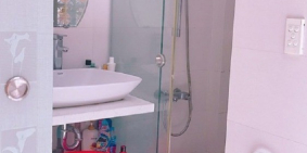 Bán nhà đường Đồng Đen có 3 lầu - hẻm 5m - 54m2 - giá 5 tỷ.