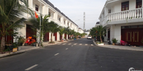 Nhà phố xây sẵn trong khu biệt lập Dĩ An, Bình Dương.