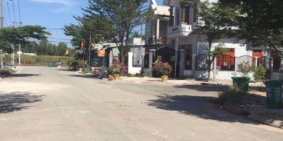 CẦN BÁN NHÀ 2 TẤM BÌNH DƯƠNG : 3 PHÒNG NGỦ, 4 TOILET.