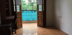 Còn một phòng duy nhất tầng 2 thoáng mát,sạch sẽ. An ninh tốt