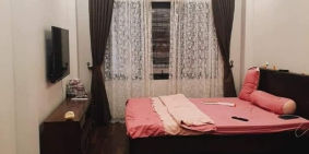 Gia đình cần bán nhà phố Đội Nhân. Nhà đẹp mới kiên cố có chỗ đậu ô tô.