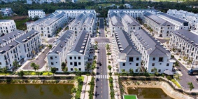 Cần bán gấp nhà phố SimCity 84m2 view hồ bơi giá 4 tỷ 4 hướng ĐB