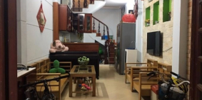 Nhà cao sân rộng - chân bước khỏi cổng là ra mặt phố - Tiện ra 3 đường trung tâm