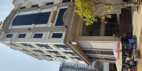 Cho thuê nhà nguyên căn ba mặt tiền.