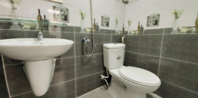 Cần tiền trả nợ, bán gấp nhà 2 lầu ở Phạm Văn 2 giao Cầu lớn