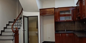 Bán nhà đẹp phố trung kính , Dt 35m2 , cách Ô tô vài bước chân , 3 mặt thoáng .