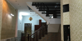 Nhà 1 trệt, 2 lầu, 4 phòng ngủ, 5 WC, 1 sân thượng cho thuê nguyên căn