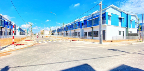 Cần bán gấp nhà phố Oasis City đối diện đại học QT Việt Đức. L/hệ A.Trí