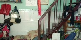 Nhà có 1 trệt, 1 gác lửng, số nhà quận cấp