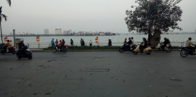 Bán đất Lạc Long Quân 133m2 sang đường là hồ, ô tô vào nhà