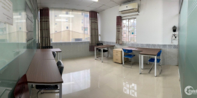 Văn phòng làm việc có sẵn bàn ghế giá 5.9tr/th ngồi 3-4 người tại quận 1
