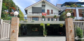 Khách sạn trung tâm nội thành,thành phố Huế.Mặt tiền nhìn ra sông Ngự Hà