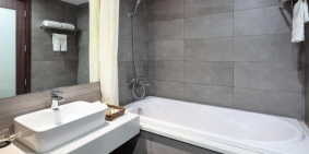 Nhà hot phố Văn Cao- Gara ôtô, 70m2*7T thang máy- Vỉa hè, KD. Giá 16,5 Tỷ