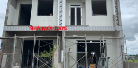 Nhà DT 104m2. 2PN, 2WC. Có Sân Đậu Xe Hơi. SHR.