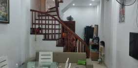 Nhà phân lô Nguyễn Văn Huyên vỉa hè, thảm nhựa 40m2, 5 tầng giá bất ngờ.