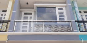 NHÀ PHỐ MỚI XÂY DỰNG 3 LẦU SÂN THƯỢNG HẺM XE HƠI CHO THUÊ 9TR/THÁNG